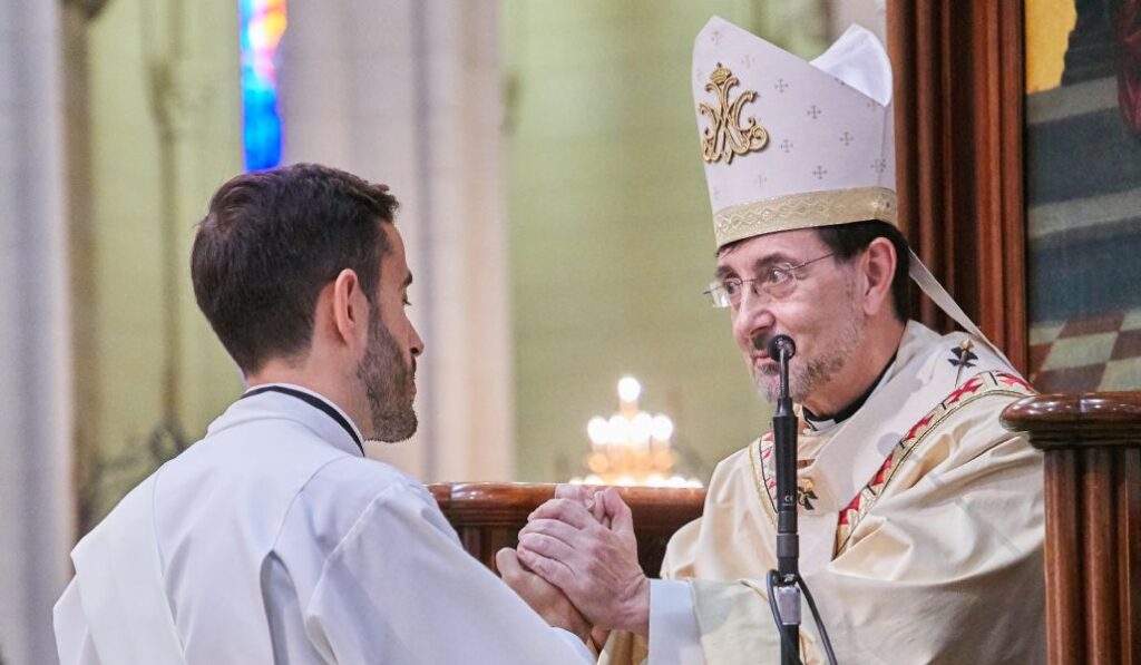 Pablo Vidal con el cardenal Cobo en su ordenación