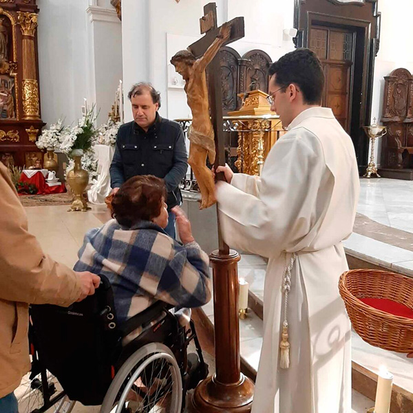 Durante la adoración a la cruz un Viernes Santo.