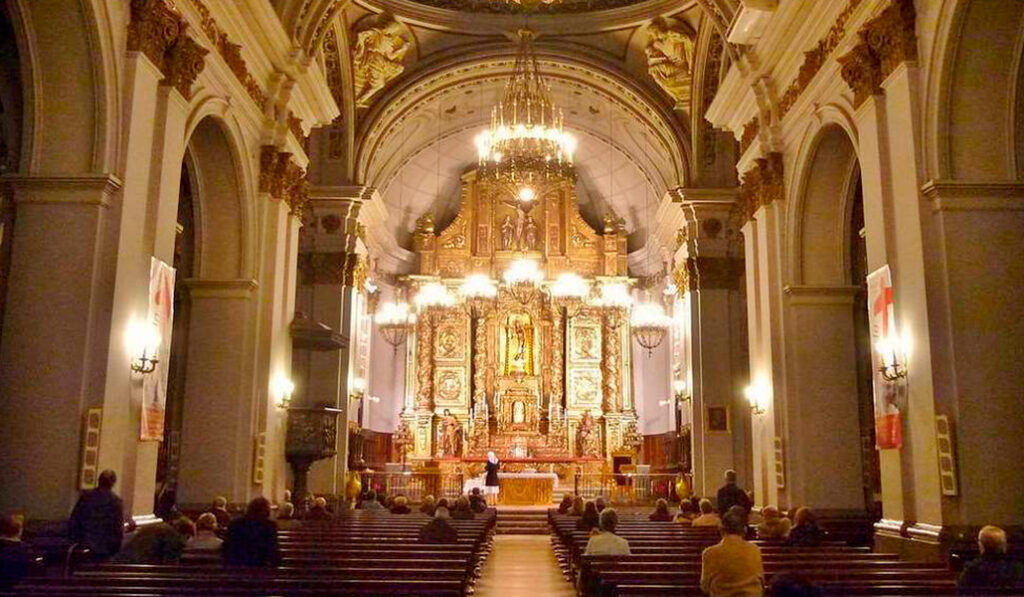 El templo abre muchas horas para todo el que quiera entrar.