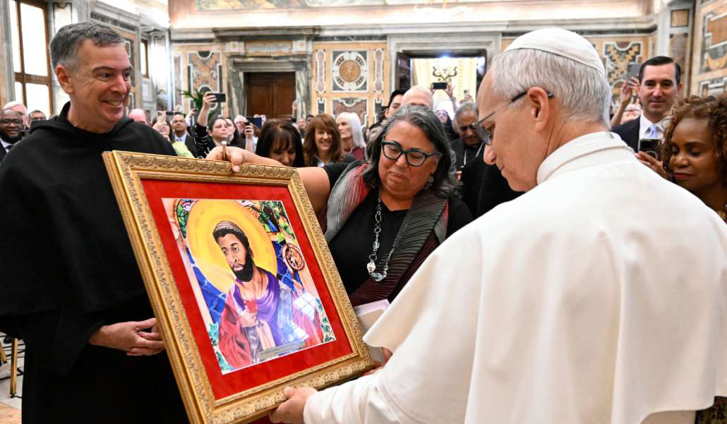 La profesora Michele Pistone entrega un cuadro al Papa