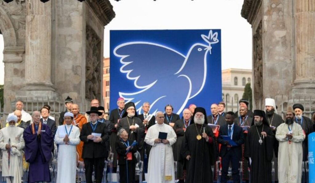 León XIV junto a líderes de otras religiones bajo el arco de Travertino, a un paso del Coliseo.