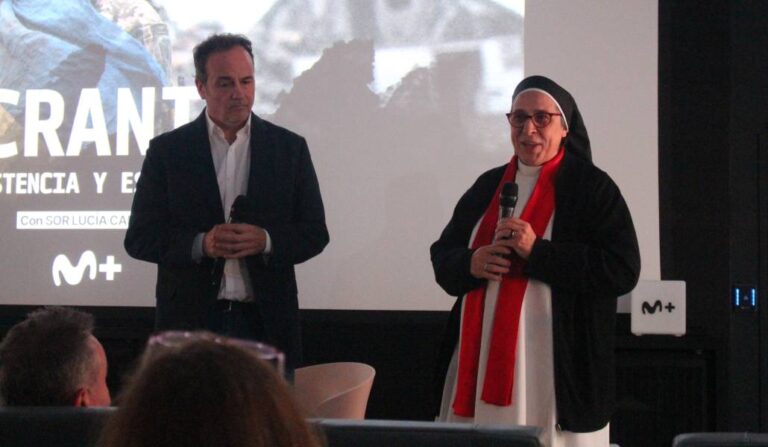 Jorge Ortiz de Landázuri y sor Lucía en la presentación del documental.
