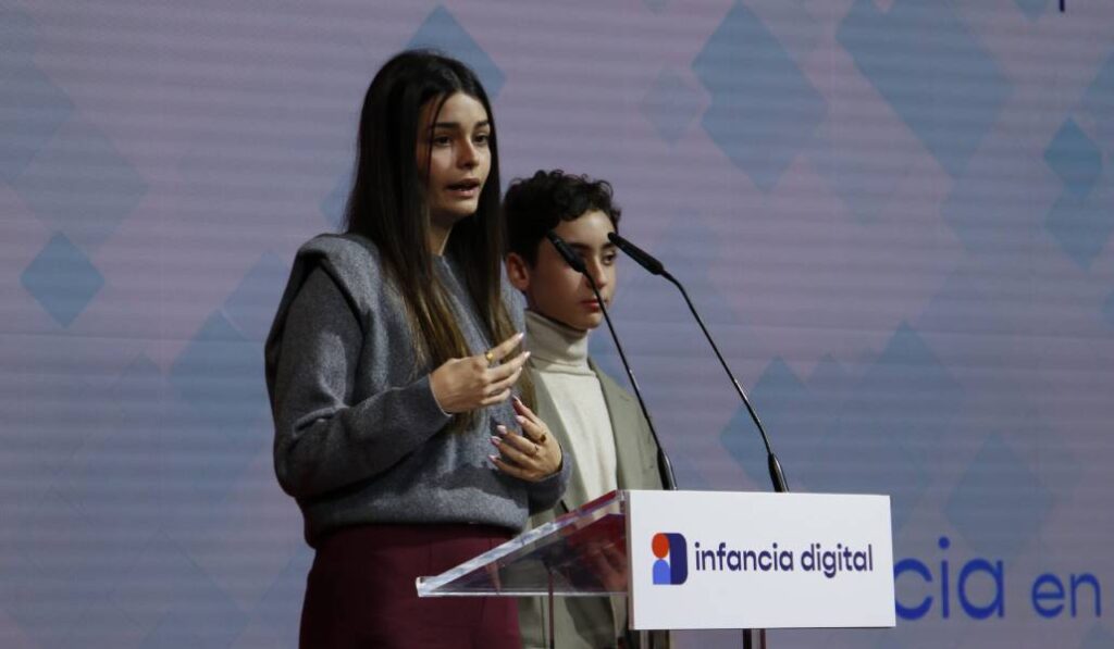Ailin y Pablo, del grupo asesor de UNICEF España.