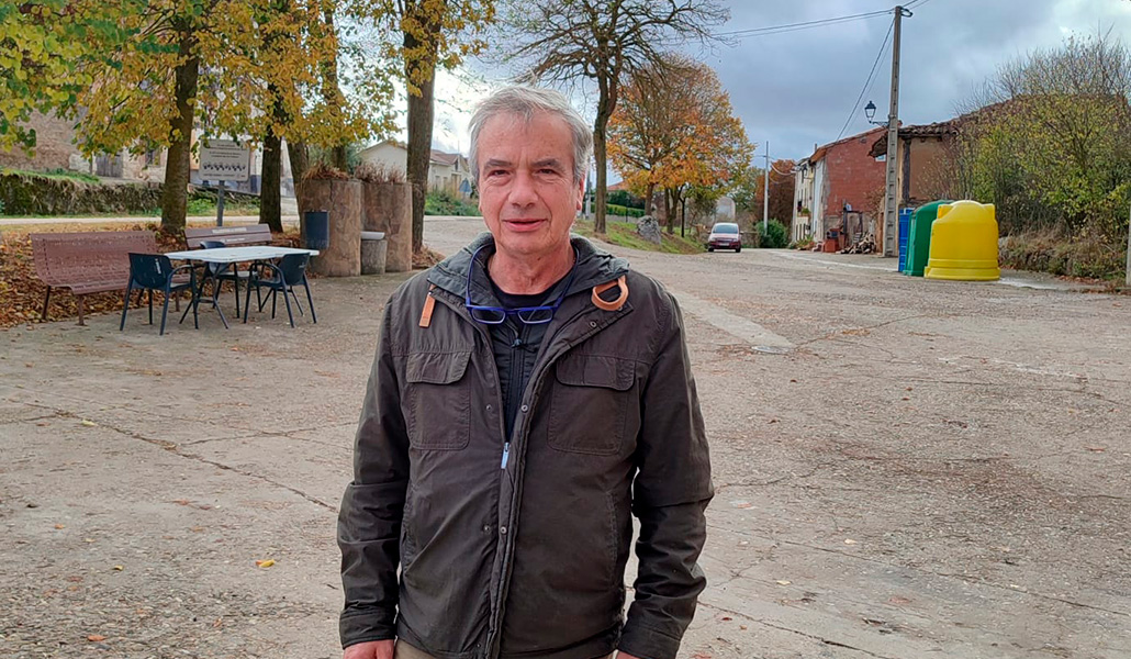 Francés es alcalde de su pueblo.