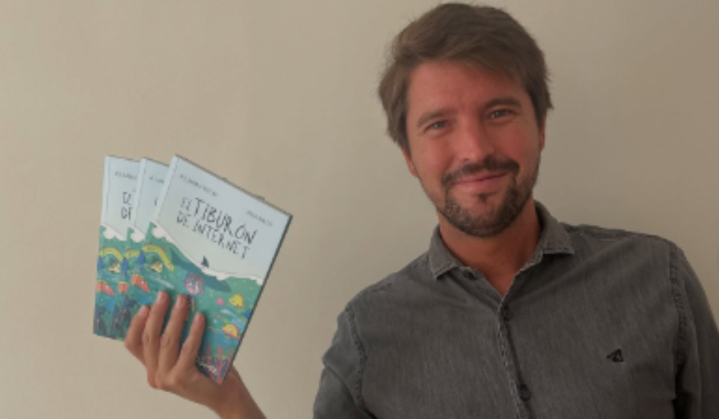 Alejandro Villena con su libro