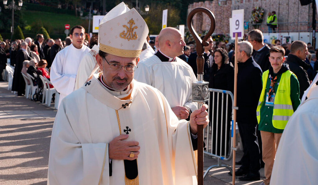 El cardenal José Cobo, arzobispo de Madrid, presidió la celebración en la explanada frente a la catedral.