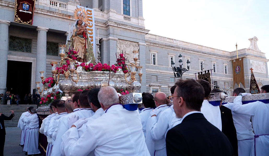 Hermanos de Jesús El Pobre cargaron con la imagen de la Almudena con manto verde esperanza.