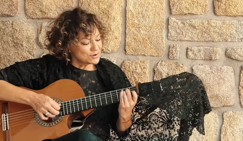 Amanda Verdú cantando a la Almudena.