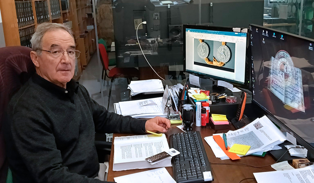 Antolín en el archivo. En el pasado fue delegado de Enseñanza y ahora se empeña también como deán de la catedral.