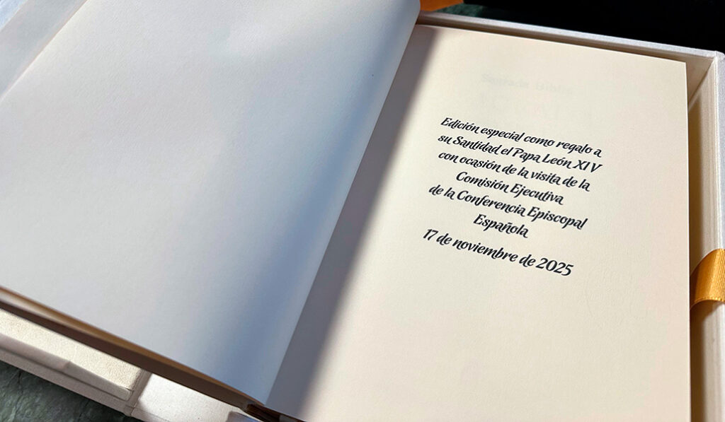 Biblia que ha regalado los obispos al Papa León XIV.