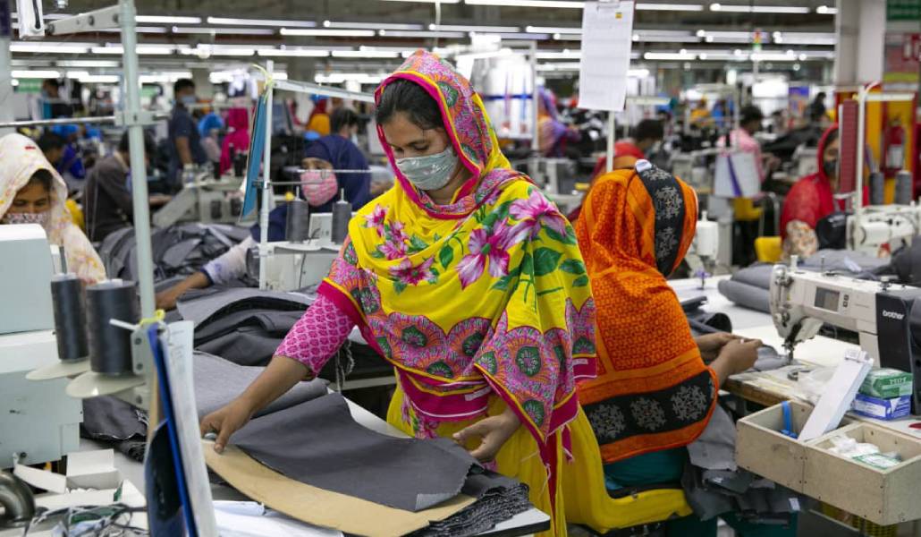 Una mujer en un taller textil de Bangladesh. Foto: AI.