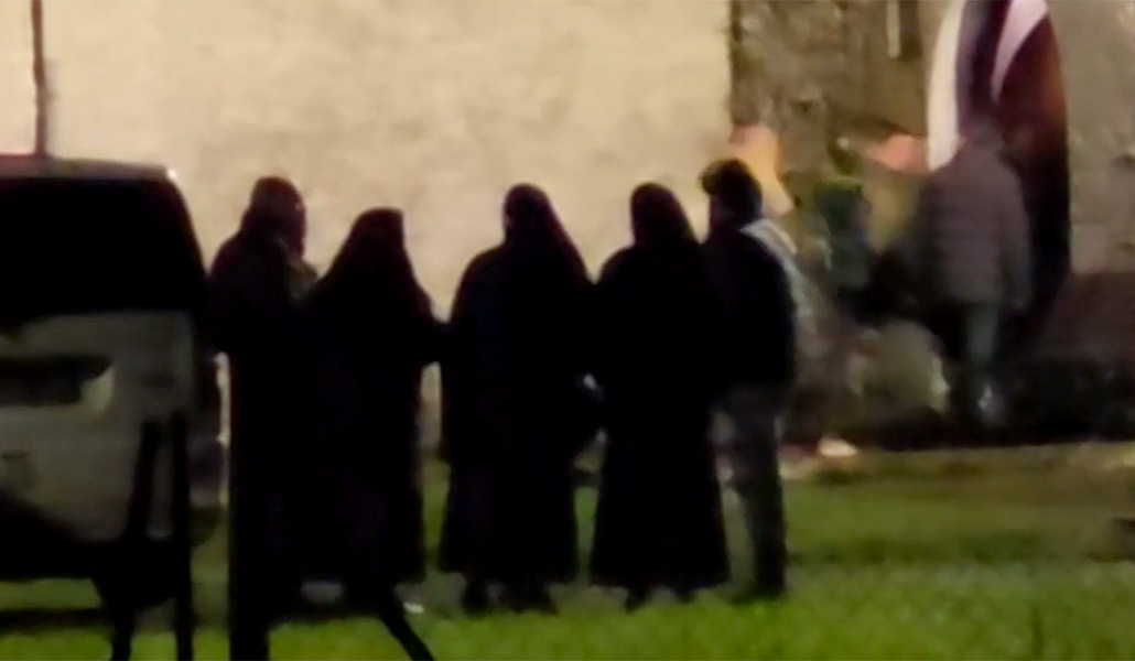 Imagen de un video que muestra a religiosas clarisas esperando para hacerse cargo de las hermanas mayores