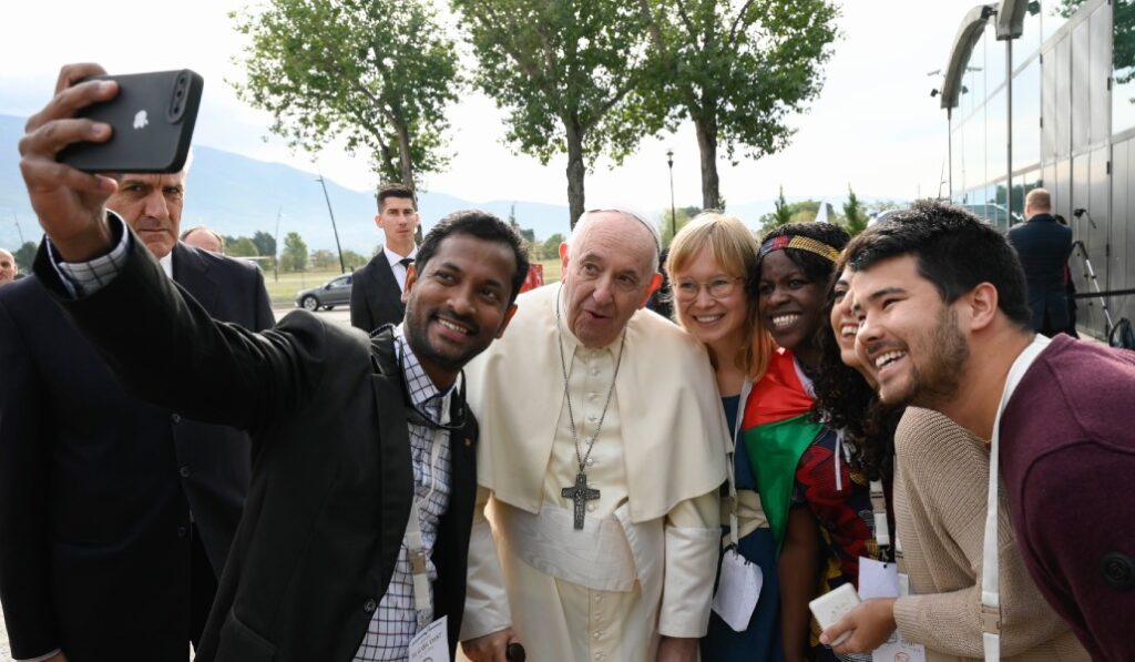 Francisco con jóvenes durante el encuentro de 2022. Foto: CNS.