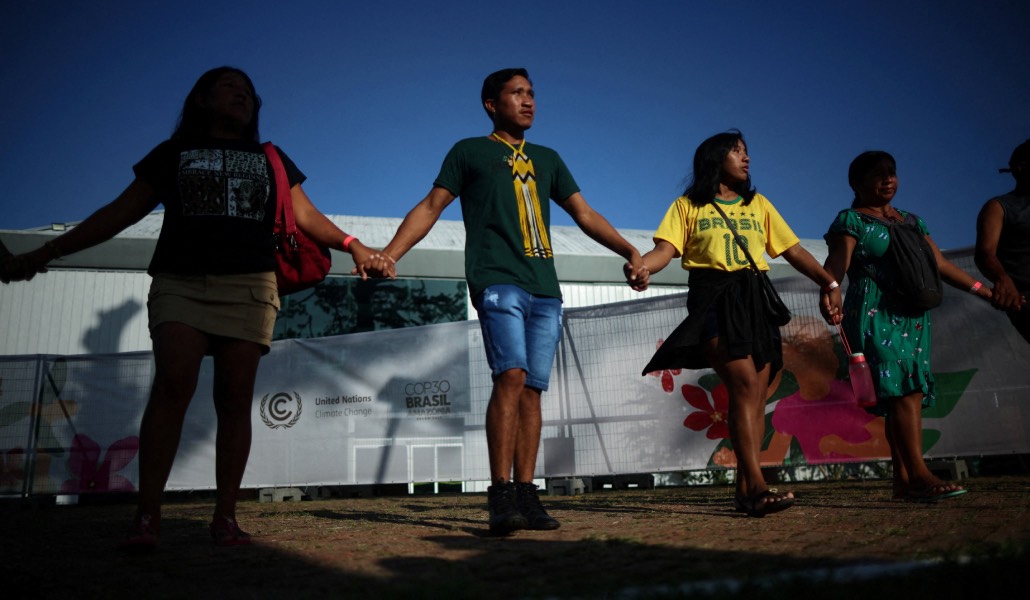 Indígenas protestan ante la sede de la COP30 en Belém (Brasil) este 6 de noviembre.