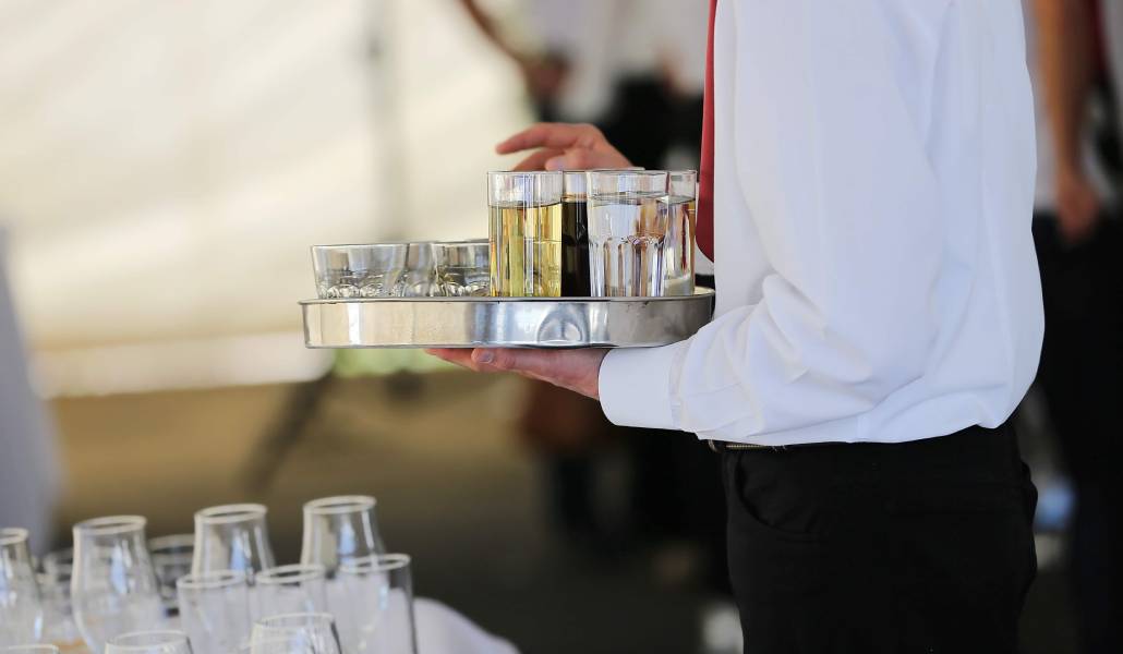Foto de recurso de un camarero llevando una bandeja