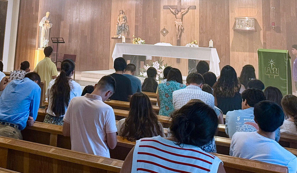 Cuando la muestra estuvo fuera, dentro se exponía al Santísimo.