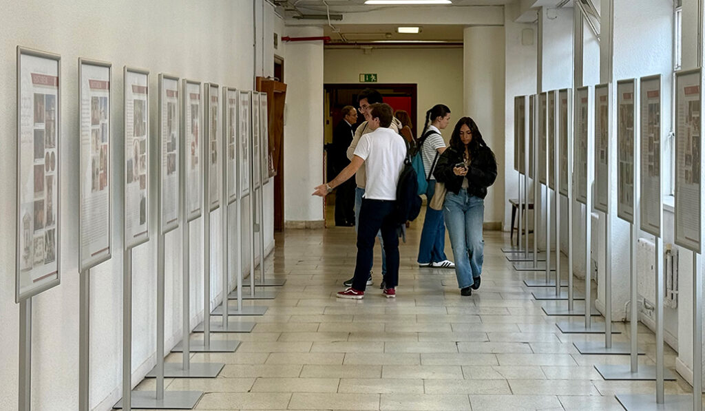 Los paneles de la exposición en el pasillo de la Facultad de Derecho.