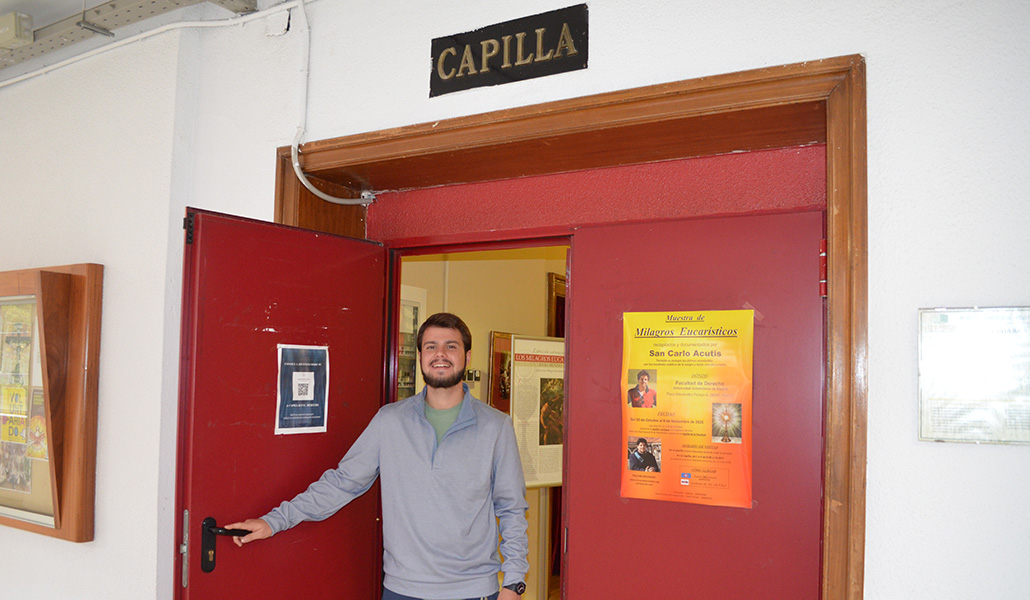 Gabriel Núñez en la capilla del centro formativo.