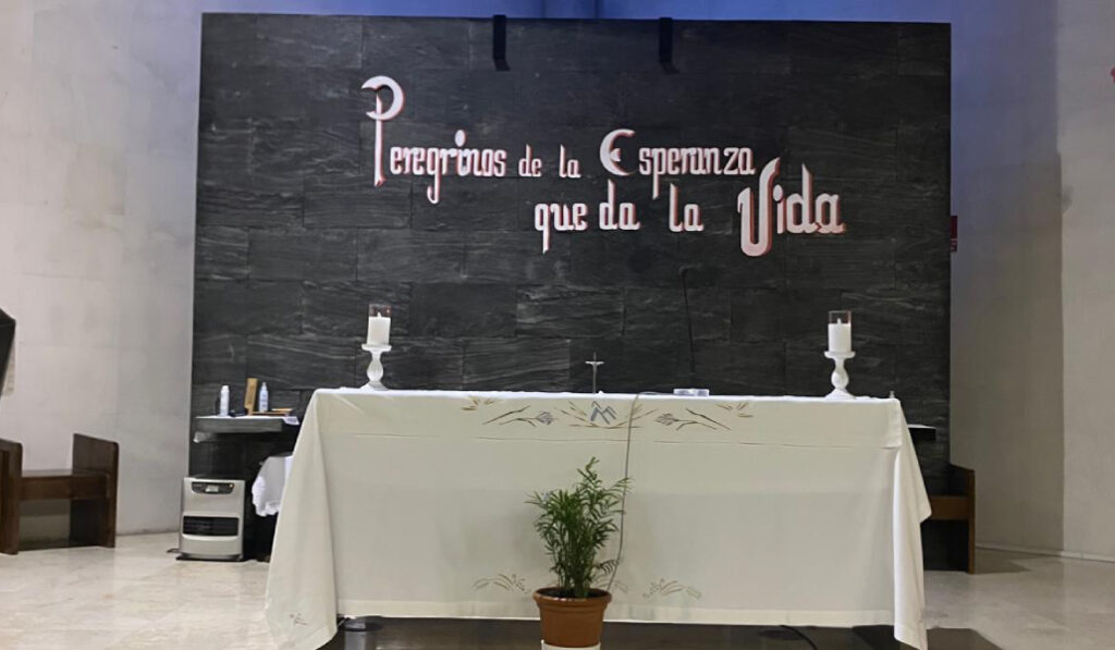 Altar de la parroquia donde se celebró la vigilia contra la violencia contra las mujeres.
