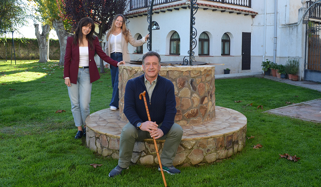 José Javier, Jenifer y Marta (de rojo) en el jardín de Casa Maná.
