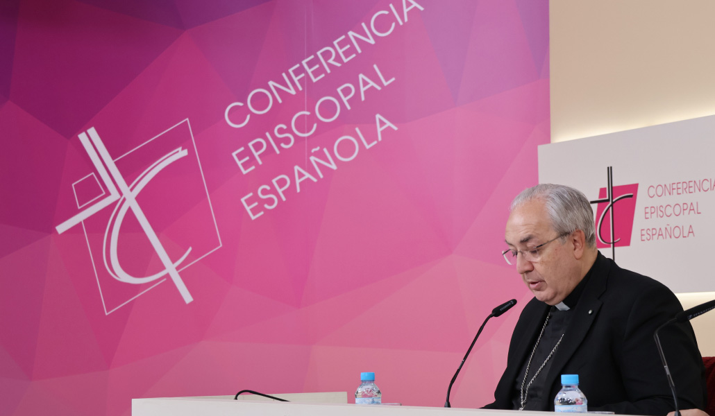 El secretario general de la CEE hablando del plan Bolaños al final de la Asamblea Plenaria.