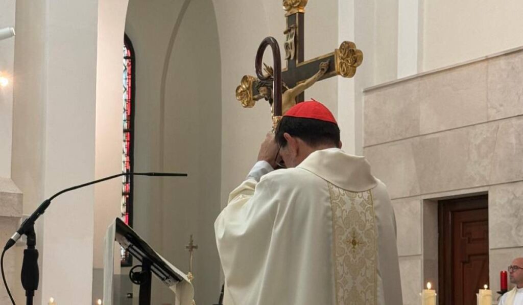 El arzobispo reza durante la celebración en la capilla del camposanto.