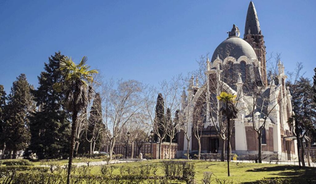 Exterior de la capilla del Cementerio Nuestra Señora de la Almudena.