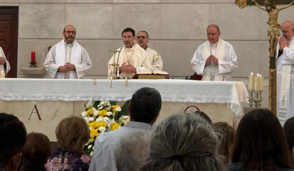 El cardenal Cobo, durante la Misa en la capilla del Cementerio Nuestra Señora de la Almudena.