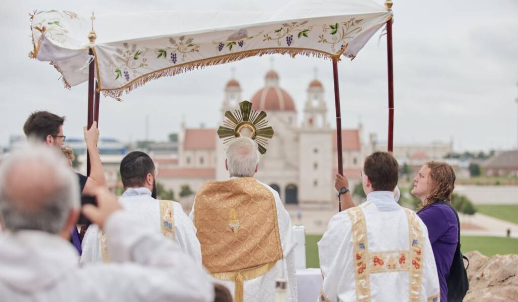 Coakley bendice a los fieles con el Santísimo durante una procesión eucarística en junio de este año.