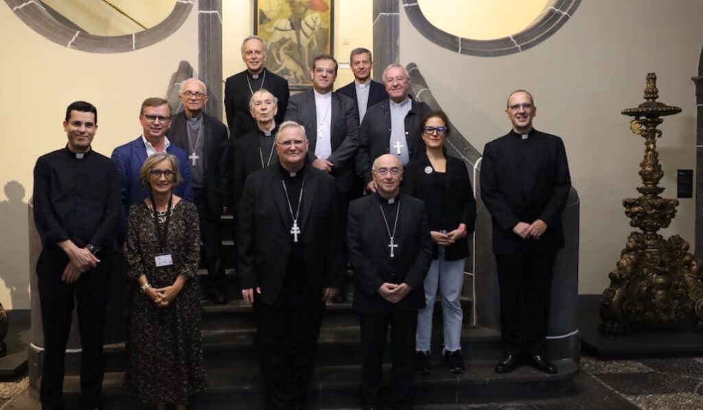 Foto de familia de los participantes del encuentro.