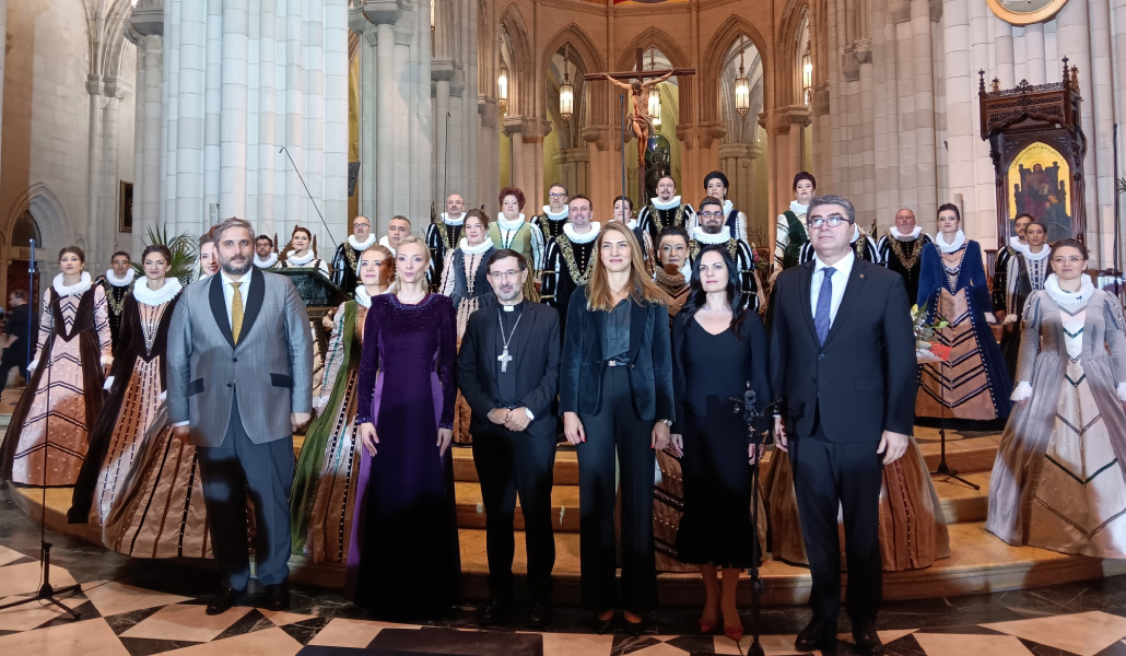 El cardenal Cobo junto con el coro.