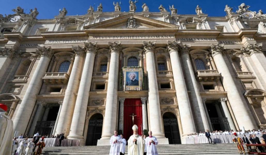 El tapiz de Newman colgaba del balcón de la logia de la basílica de San Pedro. León XIV ha subrayado su estatura cultural y espiritual
