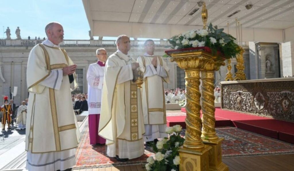 León XIV venera las reliquias de san John Henry Newman.