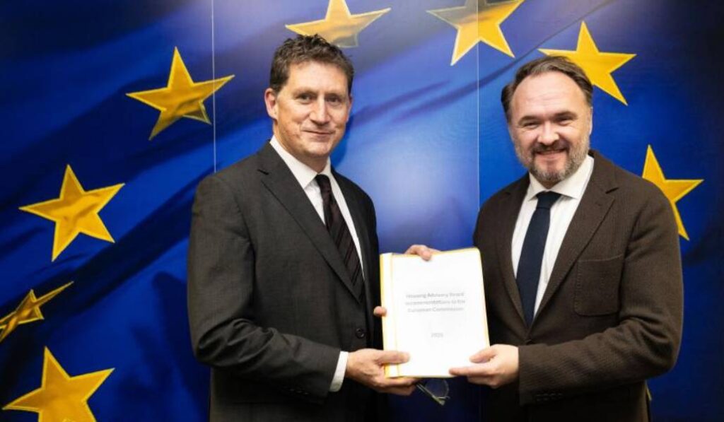 Dan Jørgensen, a la derecha, recibe el informe de los expertos en vivienda.