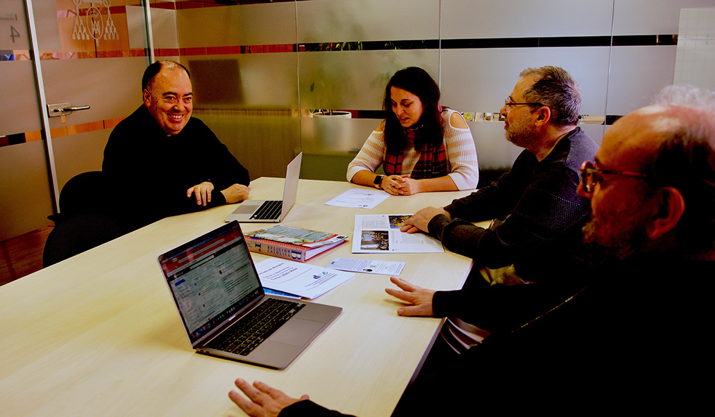 Reunión de trabajo en la sede de la delegación.