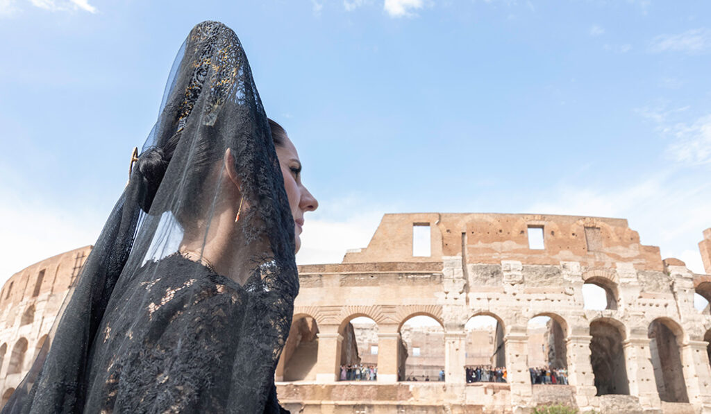 Diana Navarro ante el Coliseo.