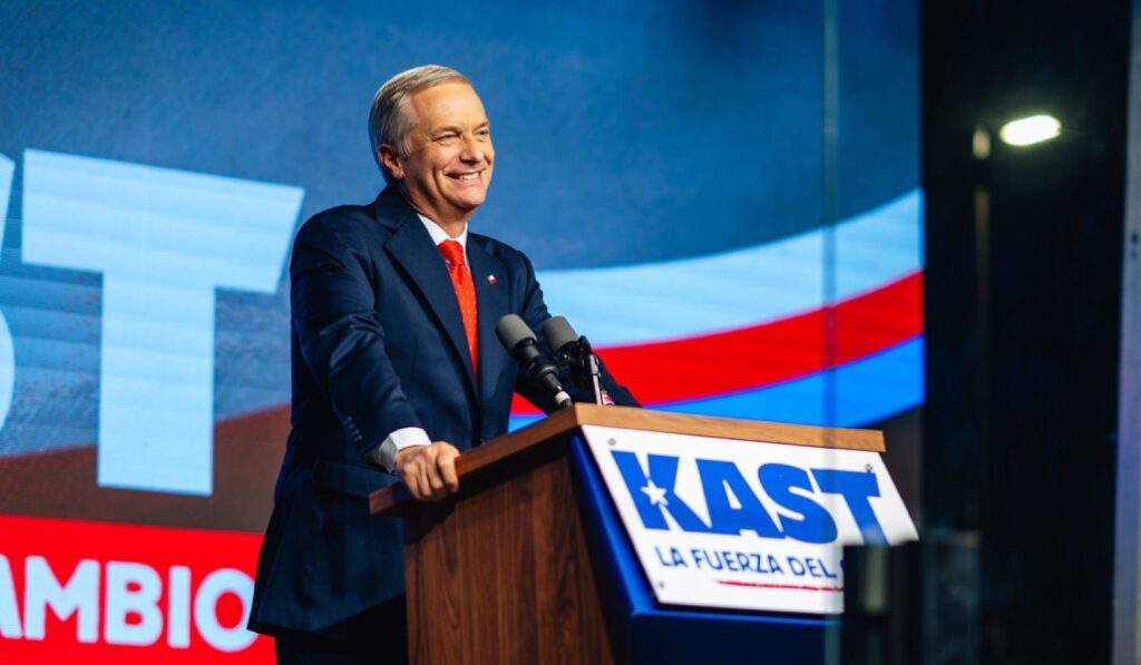 Kast comparece tras conocerse los resultados de las elecciones en las que quedó segundo.