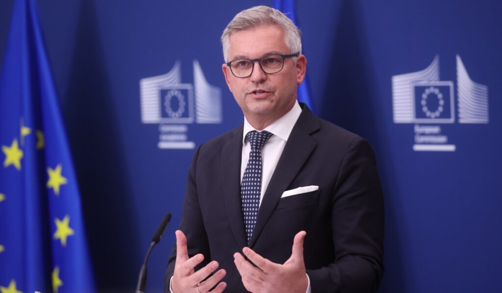 El comisario europeo de Asuntos Internos y Migraciones, Magnus Brunner, presenta el informe el martes.