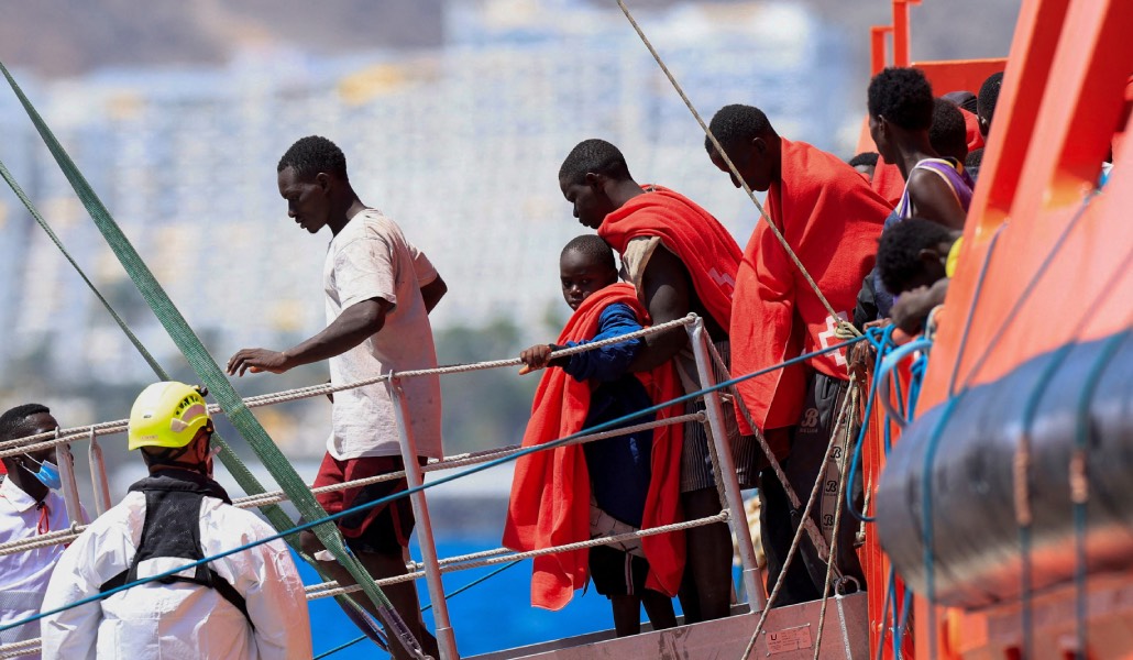 Migrantes desembarcan en Arguineguin, Gran Canaria, en agosto. España podrá enviar migrantes a otros países