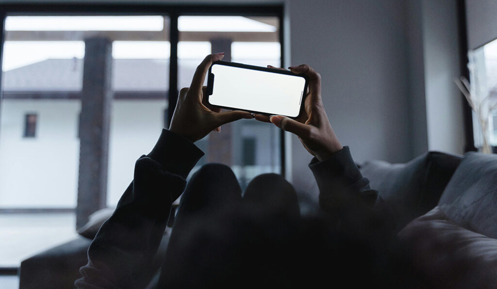 Entre el 70 y el 97 % de chicos y chicas menores de edad ya ha accedido a la pornografía en España.