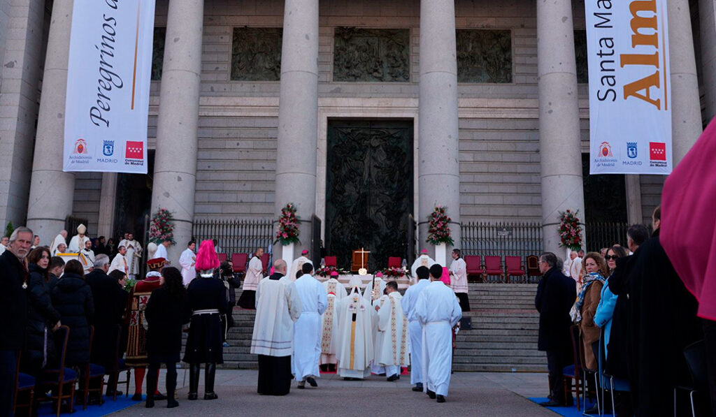 Fachada principal de la catedral, adornada durante la celebración.