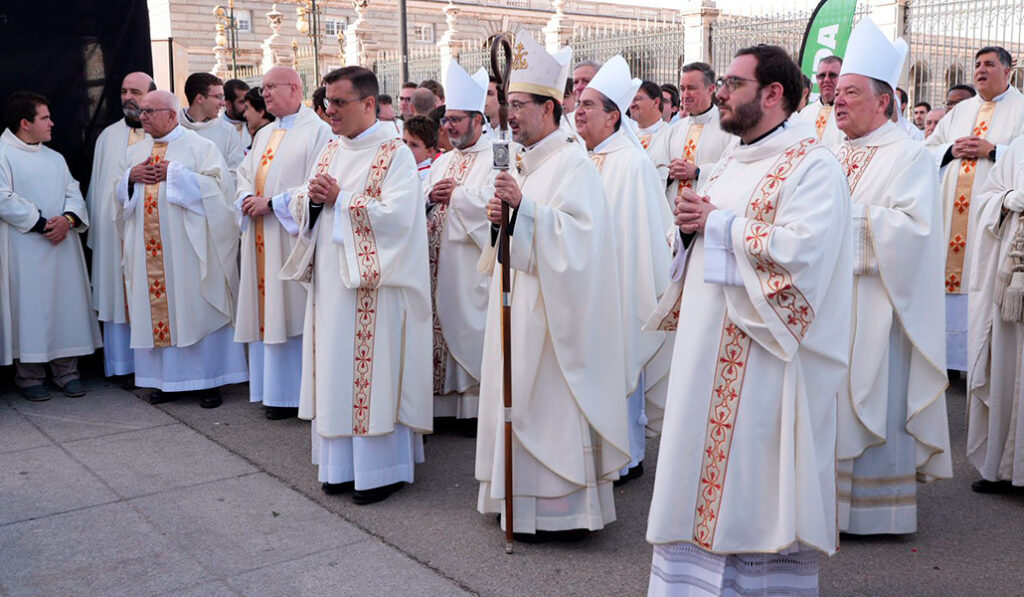 El cardenal Cobo con los obispos auxiliares y sacerdotes.