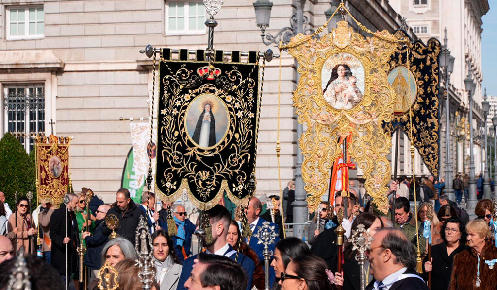 Otras advocaciones de la Virgen acompañaron a la Almudena.
