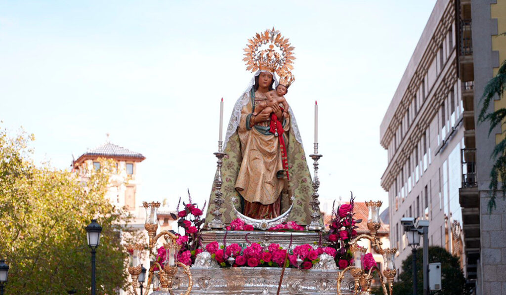 La Virgen lució sus mejores galas para el día de su solemnidad.