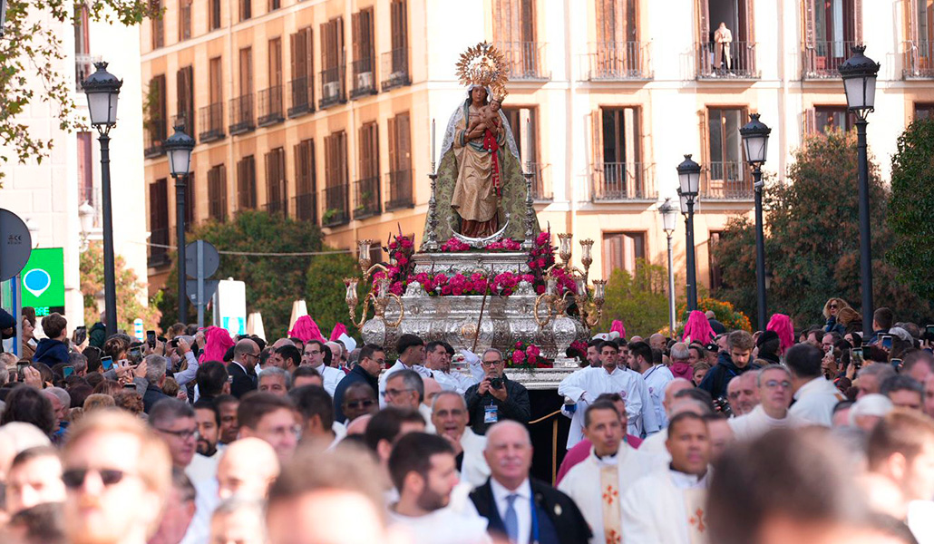 La imagen de la Almudena durante la procesión por las calles del centro de Madrid.