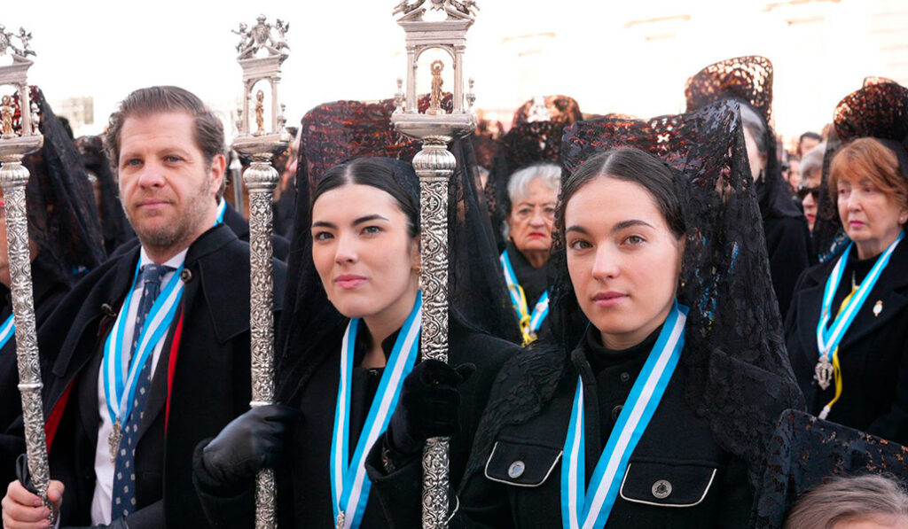 Los miembros de la Real Esclavitud de la Almudena se engalanaron para acompañar a la patrona.