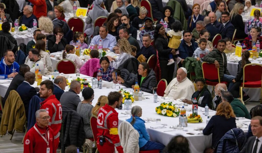 El Papa Francisco durante el almuerzo por la Jornada Mundial de los Pobres 2024.