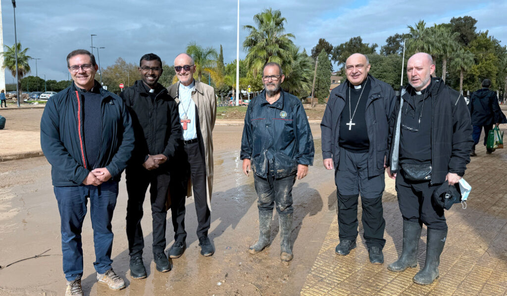 Benavent con otros sacerdotes y el cardenal Czerny, prefecto del Dicasterio para el Servicio del Desarrollo Humano Integral.
