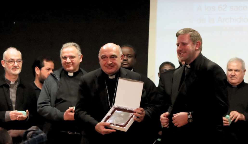 Benavent posa con algunos de los premiados con los Galardones Alter Christus.