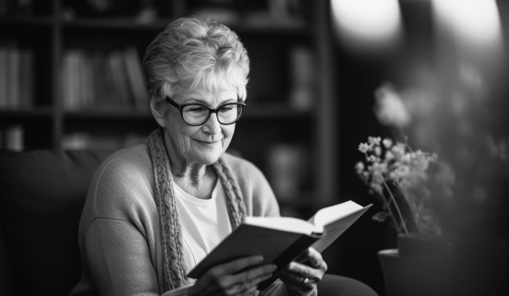 Foto de recurso de una mujer mayor leyendo